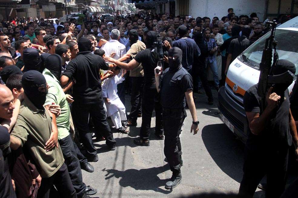 Militantes armados palestinos a las afueras de una mezquita en la Franja de Gaza. / AFP