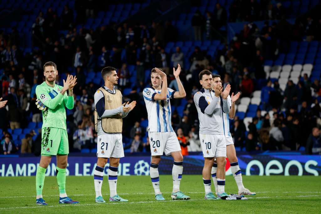 SAN SEBASTIÁN, 29/11/2023.- Los jugadores de la Real Sociedad a la finalización del partido de la fase de grupos de la Liga de Campeones que Real Sociedad y Salzburgo han disputado este miércoles en el Reale Arena, en San Sebastián. EFE/Javier Etxezarreta.