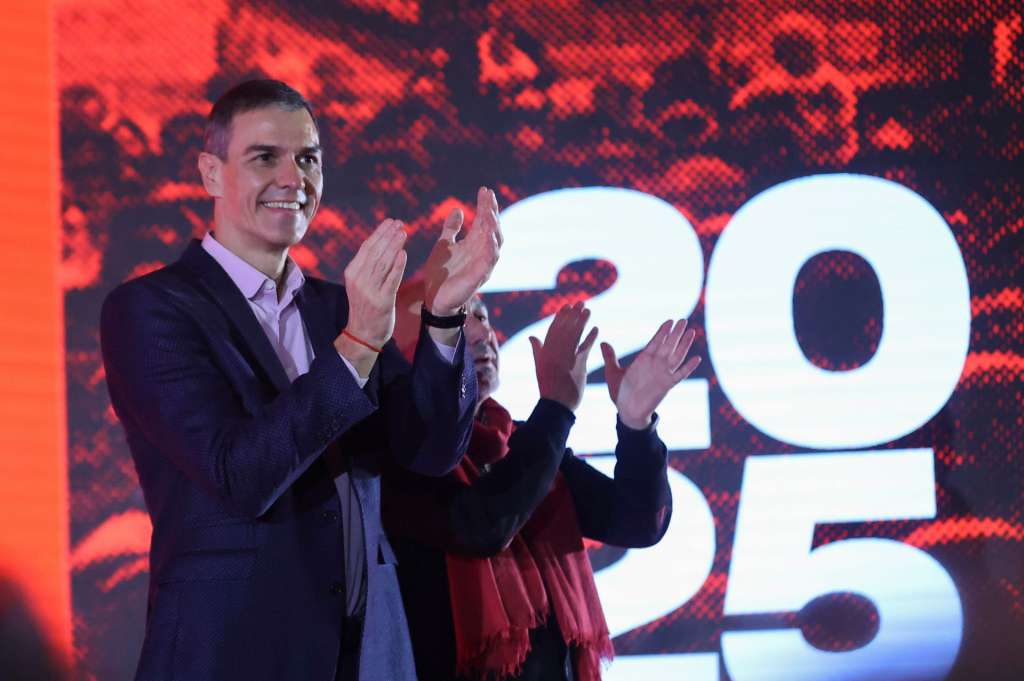 FOTODELDÍA - MADRID, 09/12/2025.- El secretario general del PSOE y presidente del Gobierno, Pedro Sánchez (i), y el secretario general de la UGT, Pepe Álvarez (d), intervienen este martes en el acto conmemorativo por el centenario del fundador de ambas organizaciones, Pablo Iglesias Posse.- EFE/Víctor Lerena