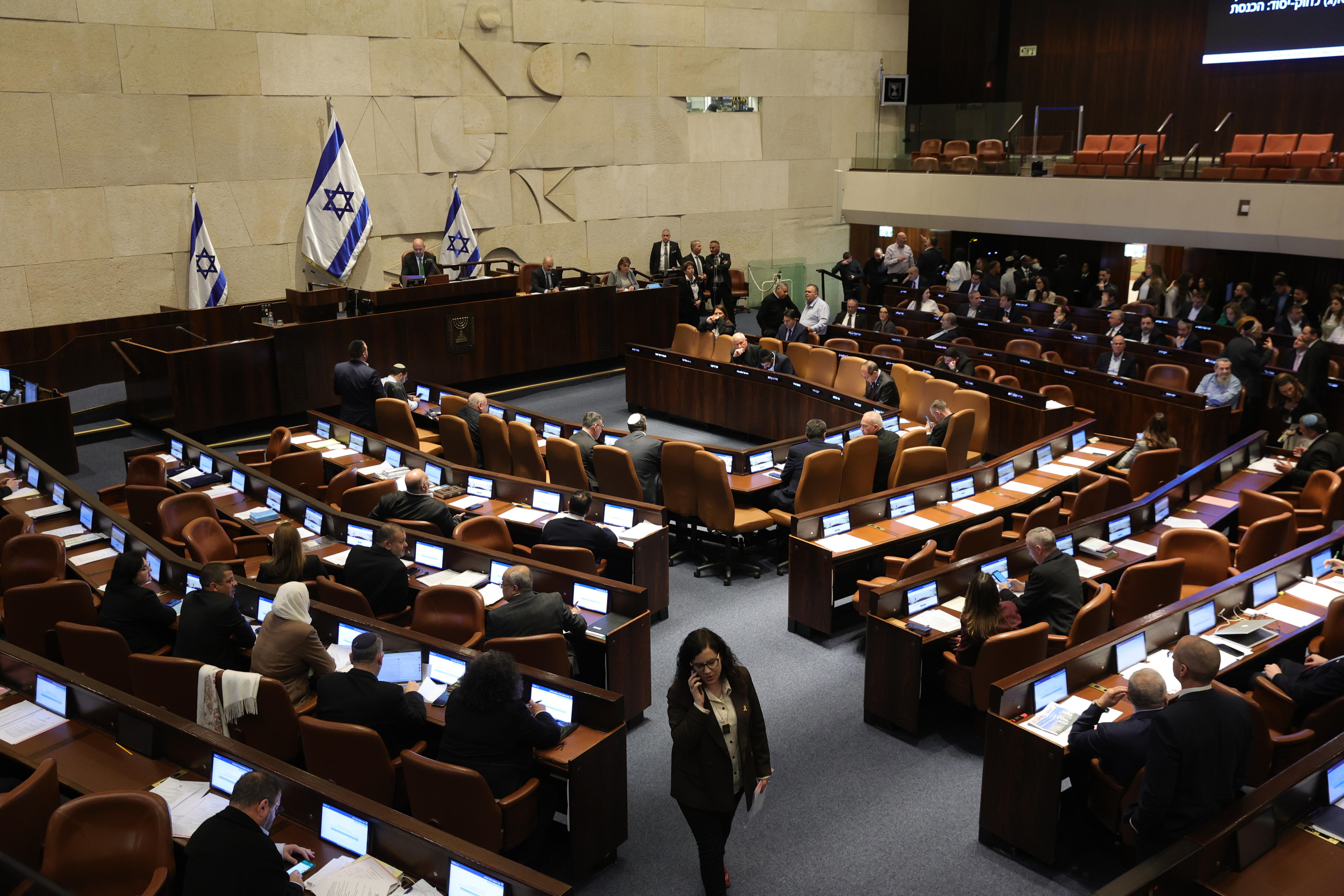 Jerusalem (Ó-), 19/02/2024.- The Israeli Knesset votes over the impeachment of Hadash-Taíal party MP Ofer Cassif in Jerusalem, 19 February 2024. The motion was brought up after Cassif publicly supported South Africaís genocide case against Israel at the International Court of Justice (ICJ). (Sudáfrica, Jerusalén) EFE/EPA/ABIR SULTAN