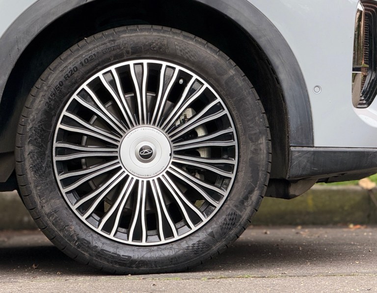 El buque insignia de Chery en Colombia usa llantas de especificación 245/50 rin 20.