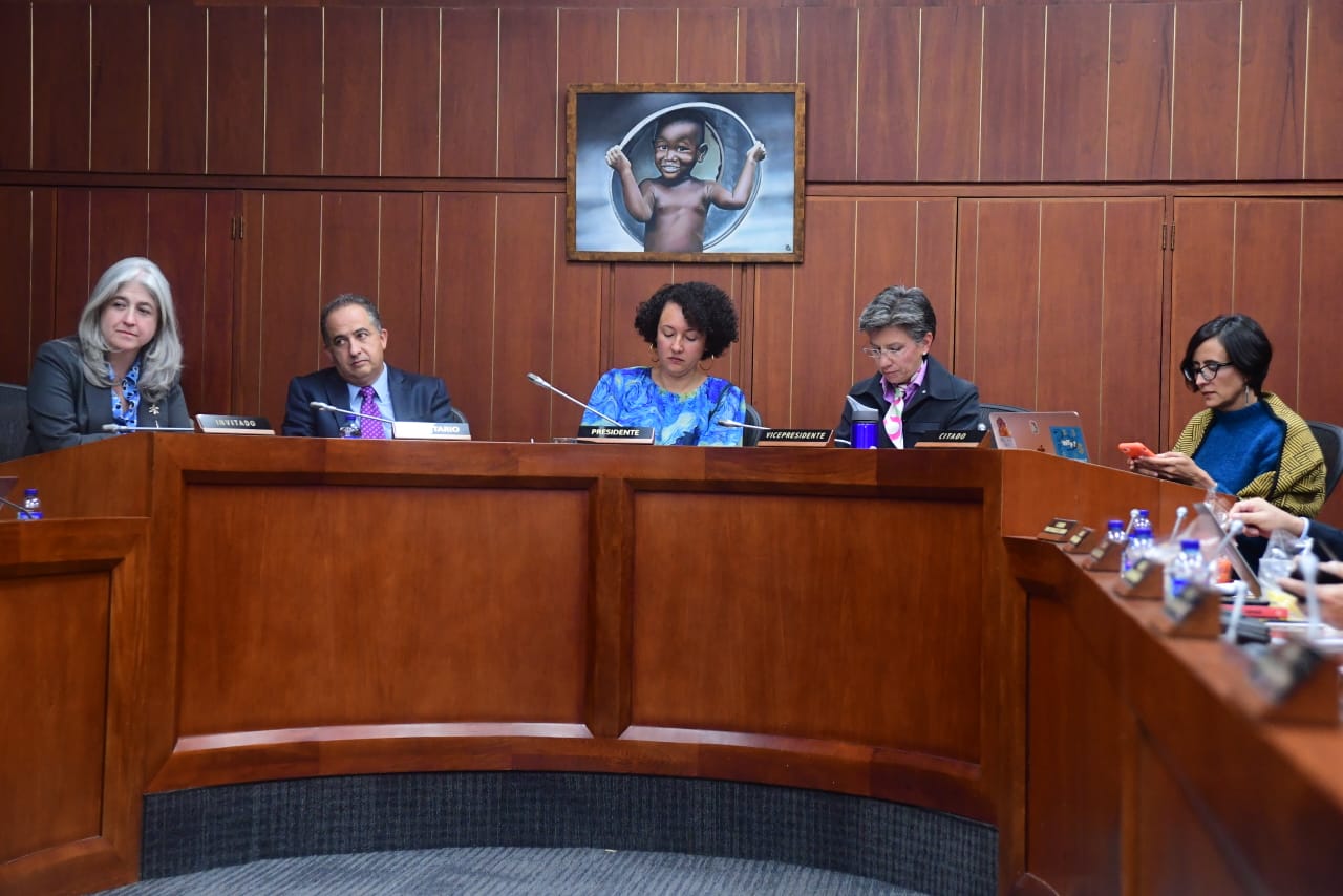 En una presentación elaborada con motivo de la citación que tuvo la alcaldesa Claudia López en la Comisión V del Senado, para hablar sobre la demanda, señalaron que “CGR pretende cobrar una indemnización como si hubiese cumplido con el contrato y como si la planta de lixiviados tratara y cumpliera las normas ambientales, algo que no está haciendo, como quedó en evidencia en el laudo de 2018”.