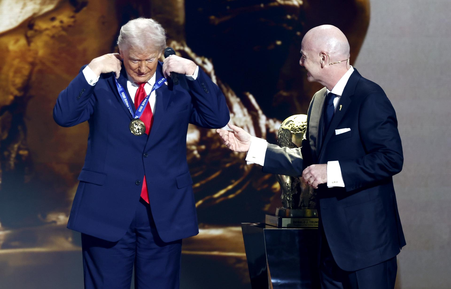 WASHINGTON (United States), 05/12/2025.- US President Donald Trump (L) receives the FIFA Peace Prize from FIFA President Giovanni Infantino during the FIFA World Cup 2026 Final Draw at the Kennedy Center in Washington DC, USA, 05 December 2025. (Mundial de Fútbol) EFE/EPA/WILL OLIVER