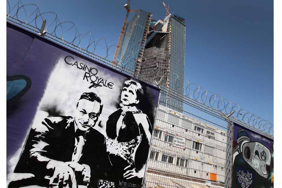 Un grafiti muestra a Mario Draghi, presidente del Banco Central Europeo, y Ángela Merkel, la canciller alemana, dos de los líderes más visibles de la región. / AFP