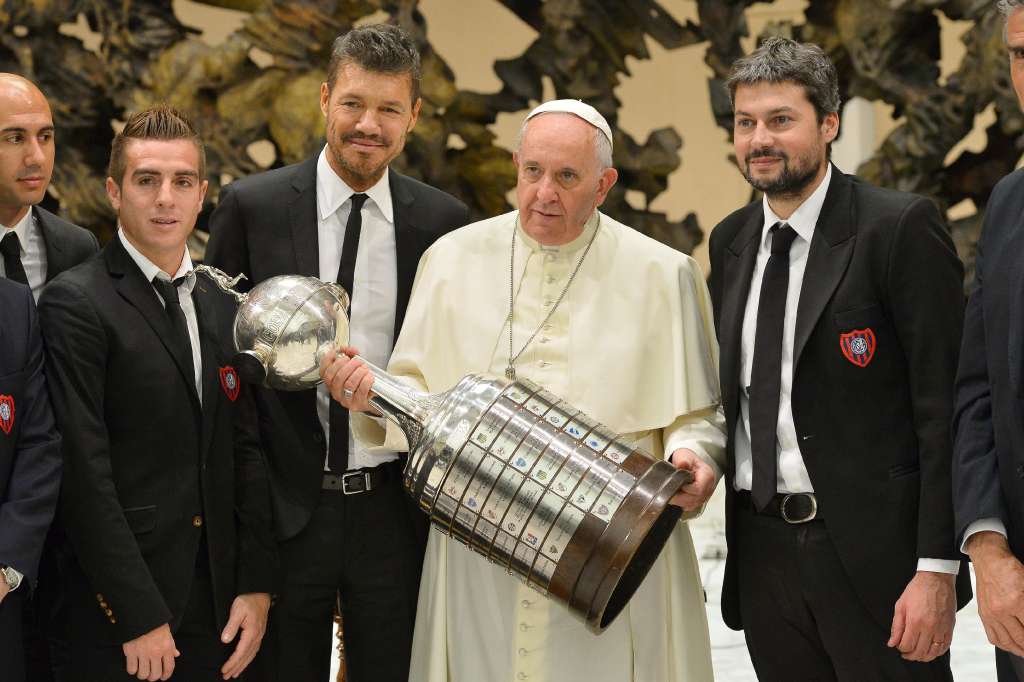 El Papa Francisco y su conocida y enorme afición por el fútbol y San Lorenzo de Almagro, el club argentino del cual era hincha y socio.