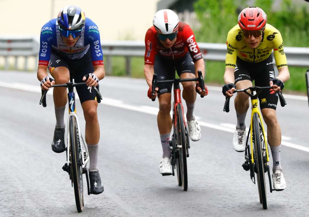 Team Visma Lease a Bike Danish rider Jonas Vingegaard (R), Red Bull - BORA - hansgrohe Italian rider Giulio Pellizzari (L) and Lotto Intermarche Belgian rider Lennert Van Eetvelt ride in a breakaway with Team Polti VisitMalta Spanish rider Diego Sevilla wearing the best climber's blue jersey (Maglia Azzura) during the 2nd stage of the Giro d'Italia 2026 - Tour of Italy cycling race between Burgas and Veliko Tarnovo, Bulgaria, on May 9, 2026.