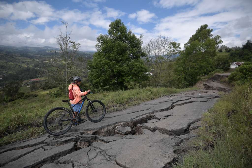 Derrumbe en Chipaque en el sector de cuatro carriles, desde el kilómetro 18+300 hasta el k18+600, vía Bogotá - Villavicencio.