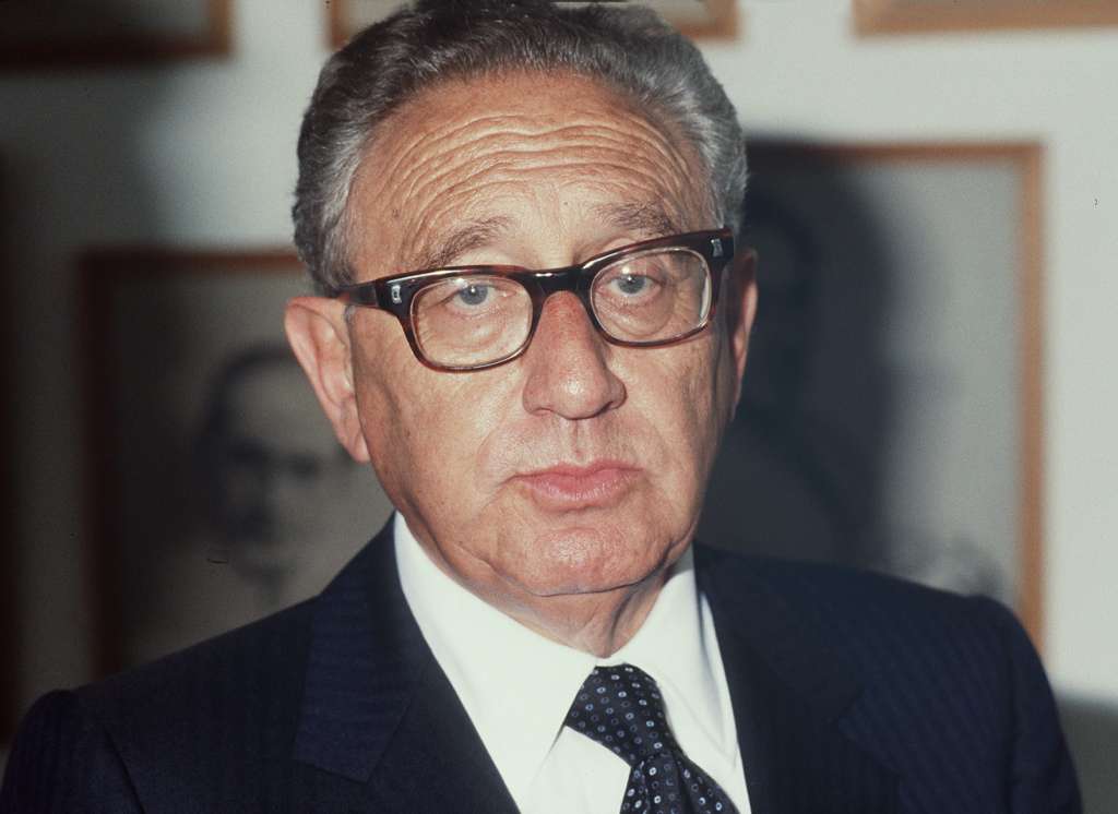 USA7553. MADRID (ESPAÑA), 26/05/2023.- Fotografía de archivo del 5 de agosto de 1990 donde aparece el exsecretario de Estado estadounidense, Henry Kissinger, durante una visita a Madrid (España). De intelectual, estadista, brillante negociador y nobel de la Paz a cínico, arrogante, ególatra y criminal de guerra. O quizás todo a la vez. Henry Kissinger, el hombre que lo ha sido casi todo en Estados Unidos, cumple el sábado 100 años agrandando su propio mito, aunque cada vez más cuestionado. EFE/Rafael Blanco ARCHIVO