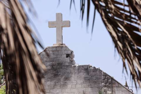 Solo quedó la cruz: así fue el ataque de Israel a única Iglesia católica en Gaza