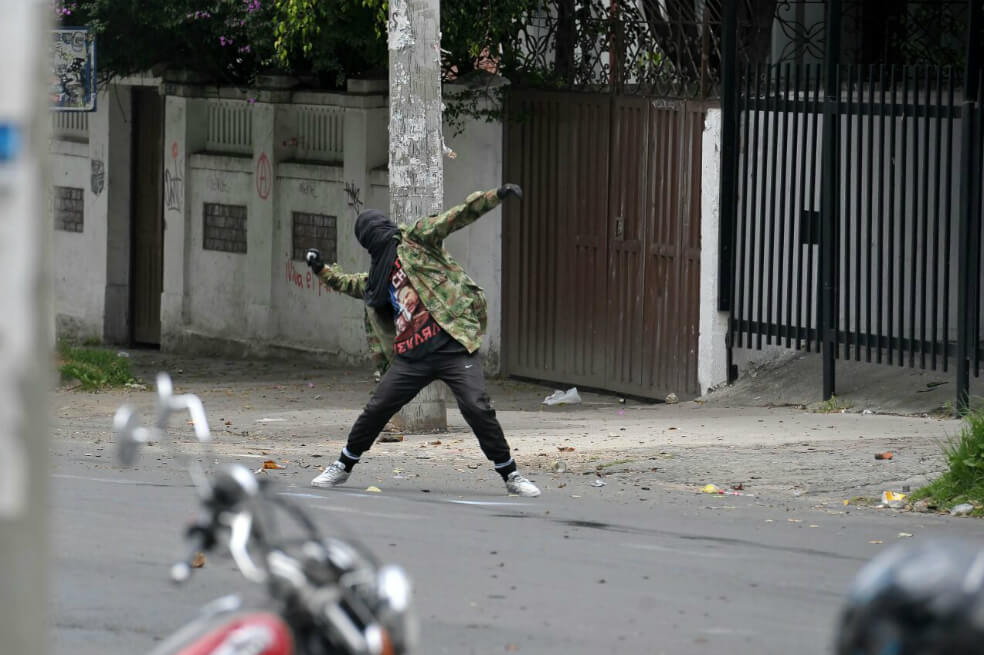 En los disturbios, un policía resultó herido después de que le cayera muy cerca de su integridad una papa bomba. / Gustavo Torrijos - El Espectador