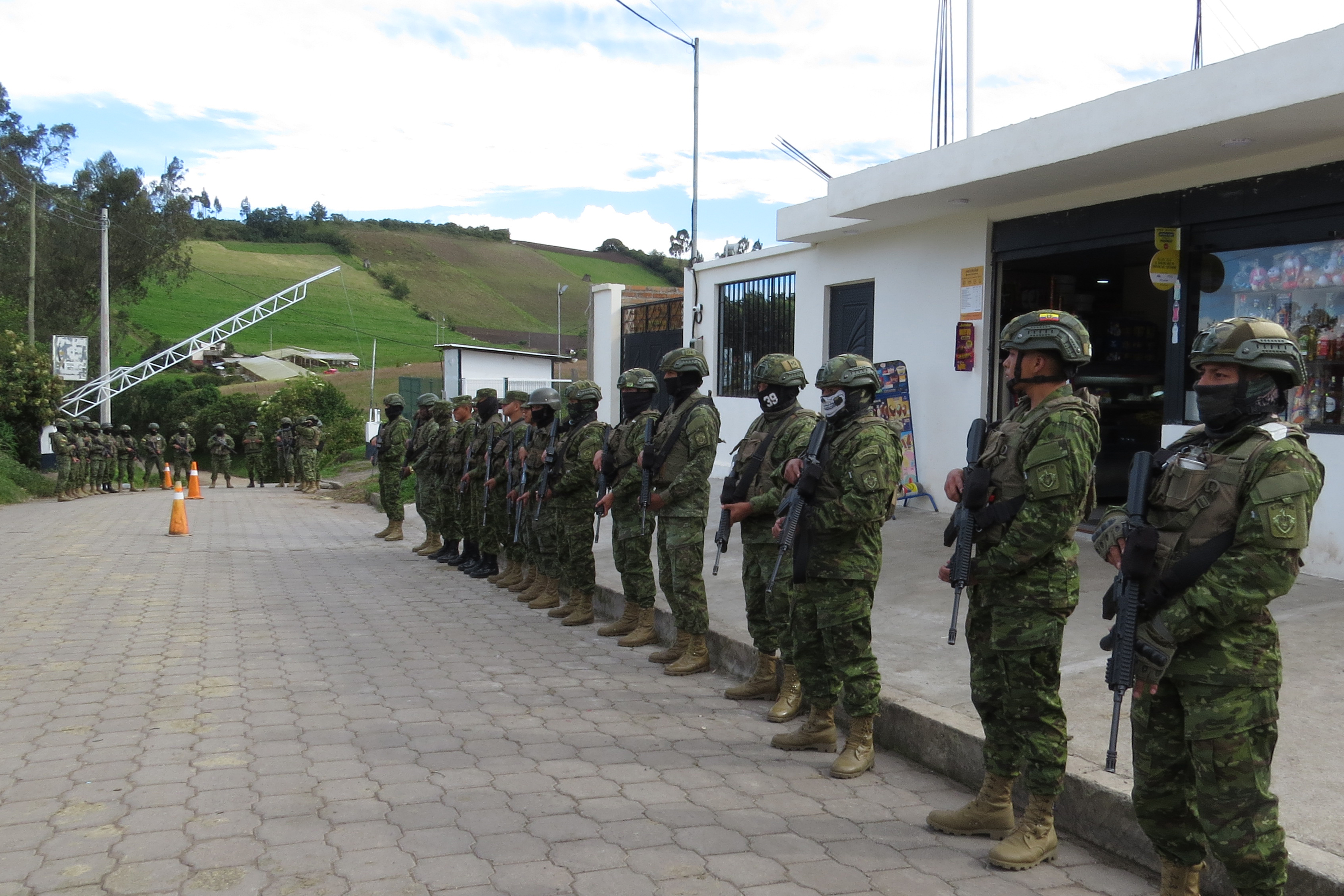 QUI01. URBINA (ECUADOR) 04/02/2024.- Militares se forman este martes en Urbina (Ecuador). Las Fuerzas Armadas de Ecuador comenzaron este martes a reforzar la vigilancia y los controles en las fronteras con Colombia y Perú, que quedarán cerradas entre el sábado y el próximo lunes, conforme a la orden emitida por el presidente ecuatoriano, Daniel Noboa, para evitar eventuales atentados de las bandas criminales contra el desarrollo de las elecciones convocadas para el domingo. EFE/ Xavier Montalvo