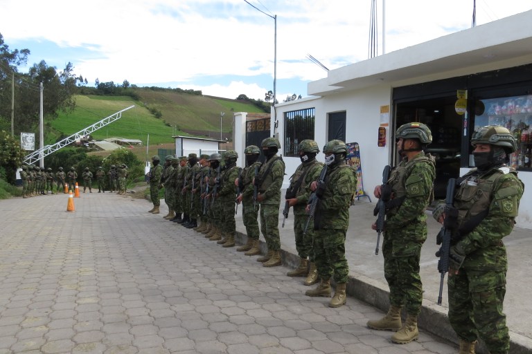 Ecuador va a las urnas en medio de múltiples crisis