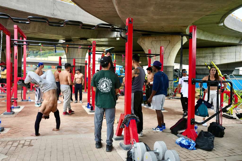 Gimnasio urbano bajo los puentes de la calle 127 con Av. Boyacá.