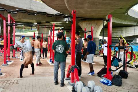 ¿Dónde queda el nuevo gimnasio viral gratis con mancuernas y maquinas de Bogotá?