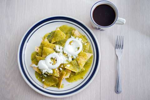 De México para el mundo: así se preparan los chilaquiles rellenos de queso