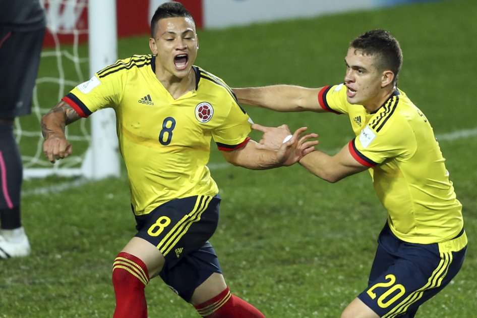 Alexis Zapata y Rafael Santos Borré celebran el gol del empate de Colombia contra Senegal. Foto: AFP