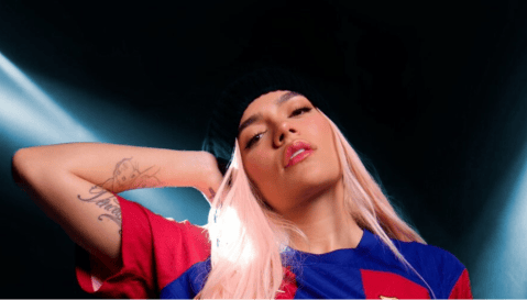 Karol G hace historia: su nombre estará en las camisetas de famoso equipo de fútbol