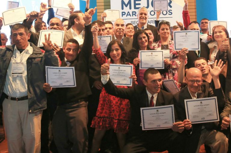 De habitantes de calle a graduados en carpintería, electricidad y construcción