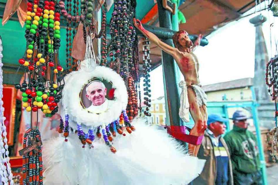 Un puesto de recordatorios en Quinche (Ecuador), donde el papa dará una misa con cantos en quechua. / EFE