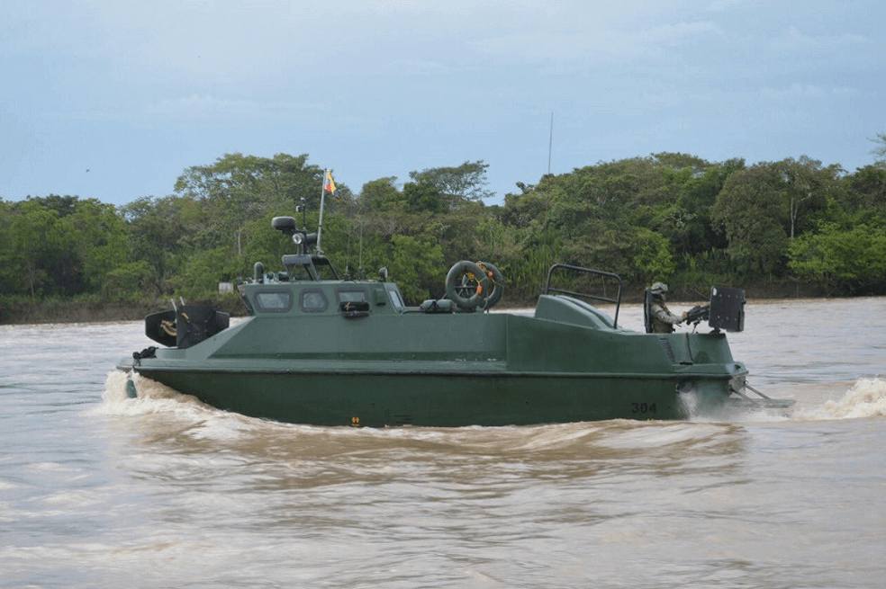Los náufragos fueron transportados por los miembros de la Armada hasta el municipio de Inírida, Guainía. / Armada Nacional