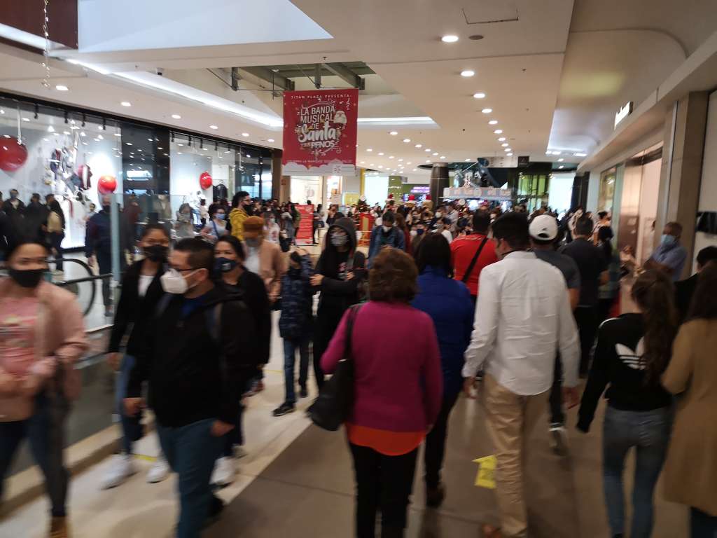 Filas y aglomeraciones en Centros Comerciales durante la temporada de navidad en covid - 19