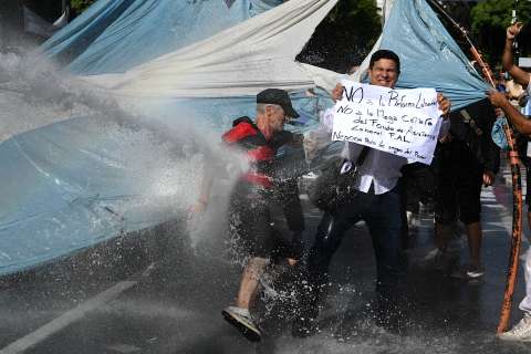 “Se destruye una empresa por hora”: la reforma que golpea el empleo, pero le sirve a Milei