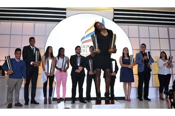 La deportista del año Caterine Ibargüen alza los trofeos. Detrás de ella (de izq. a der.): Carlos Serrano, Dixon Hooker, Fabriana Arias, Jersy Puello, Miguel Pajón (hermano de Mariana Pajón), Miguel Ángel Rodríguez, Jossimar Calvo, Sara López, Fabián Puerta y Carolina Rubio (mamá de Esteban Chaves). / Andrés Torres, Gustavo Torrijos y Cristian Garavito - El Espectador