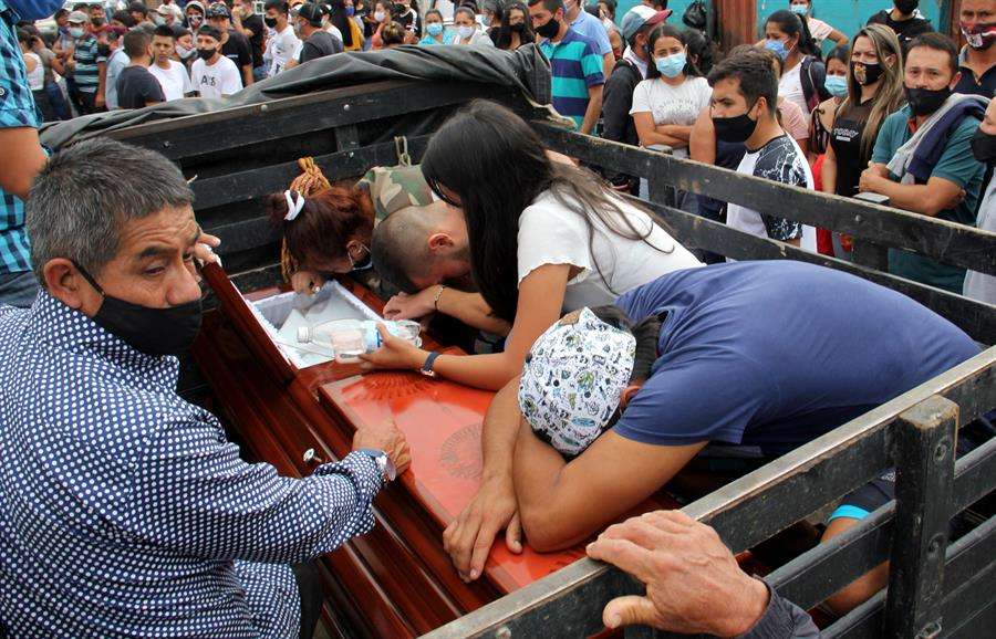 Familiares se despiden  de una de las víctimas de la masacre de nueve personas en Samaniego, Nariño (Colombia).