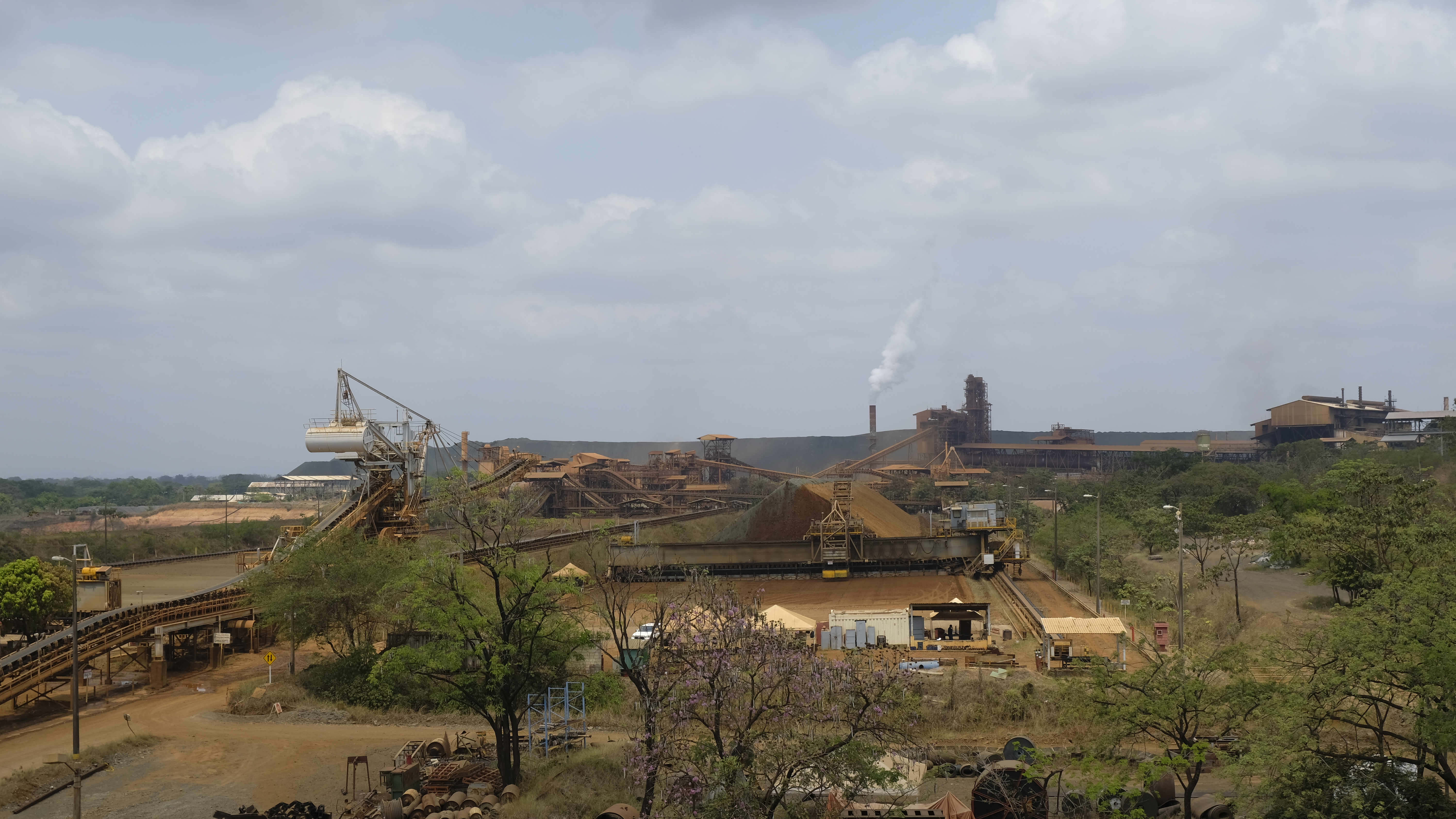 Panorámica de la planta de explotación de ferroniquel de Cerro Matoso, en marzo de 2023.