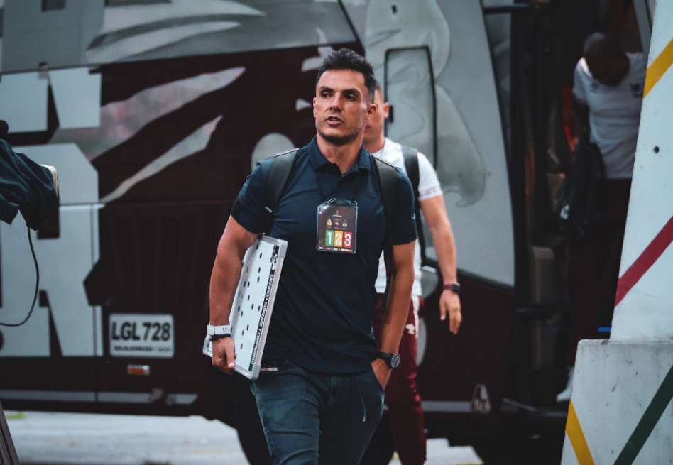 El entrenador del Tolima fue agredido tras el partido con O’Higgins, luego de una fuerte discusión y empujones entre jugadores y cuerpos técnicos.
