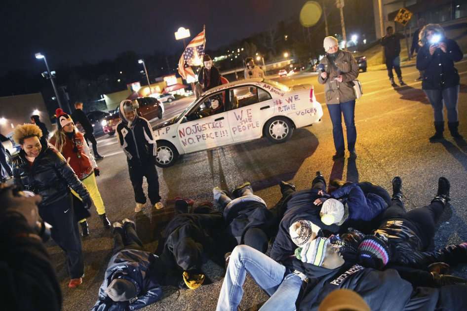 La decisión generó caos  en la avenida West Florissant de Ferguson, epicentro de las marchas de agosto. / AFP