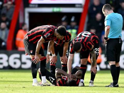 Luis Sinisterra volvió a jugar con Bournemouth y se fue lesionado de nuevo
