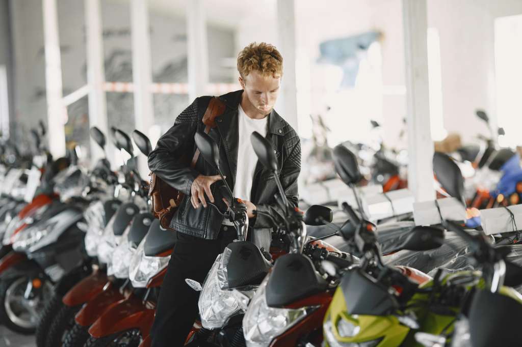 ¿Cuáles son los requisitos para conducir moto eléctrica en Colombia en 2026?