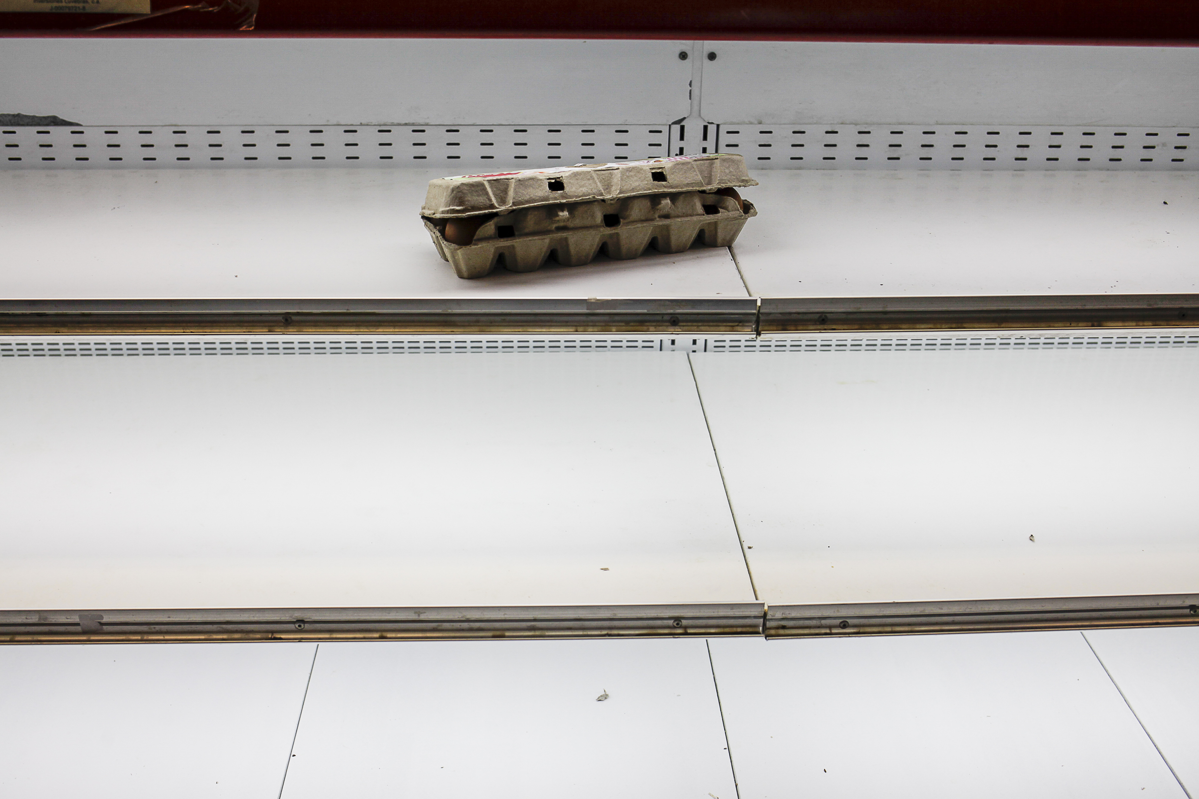 Un cartón de huevos se encuentra en un estante vacío en un supermercado en Venezuela. / Bloomberg News