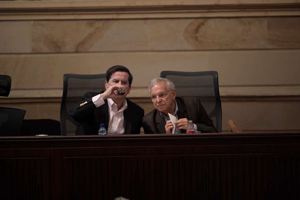 Ministro del interior y Ricardo Bonilla, ministro de hacienda en el debate para definir el monto del Presupuesto General de la Nación (PGN) para 2025 (izq-der).