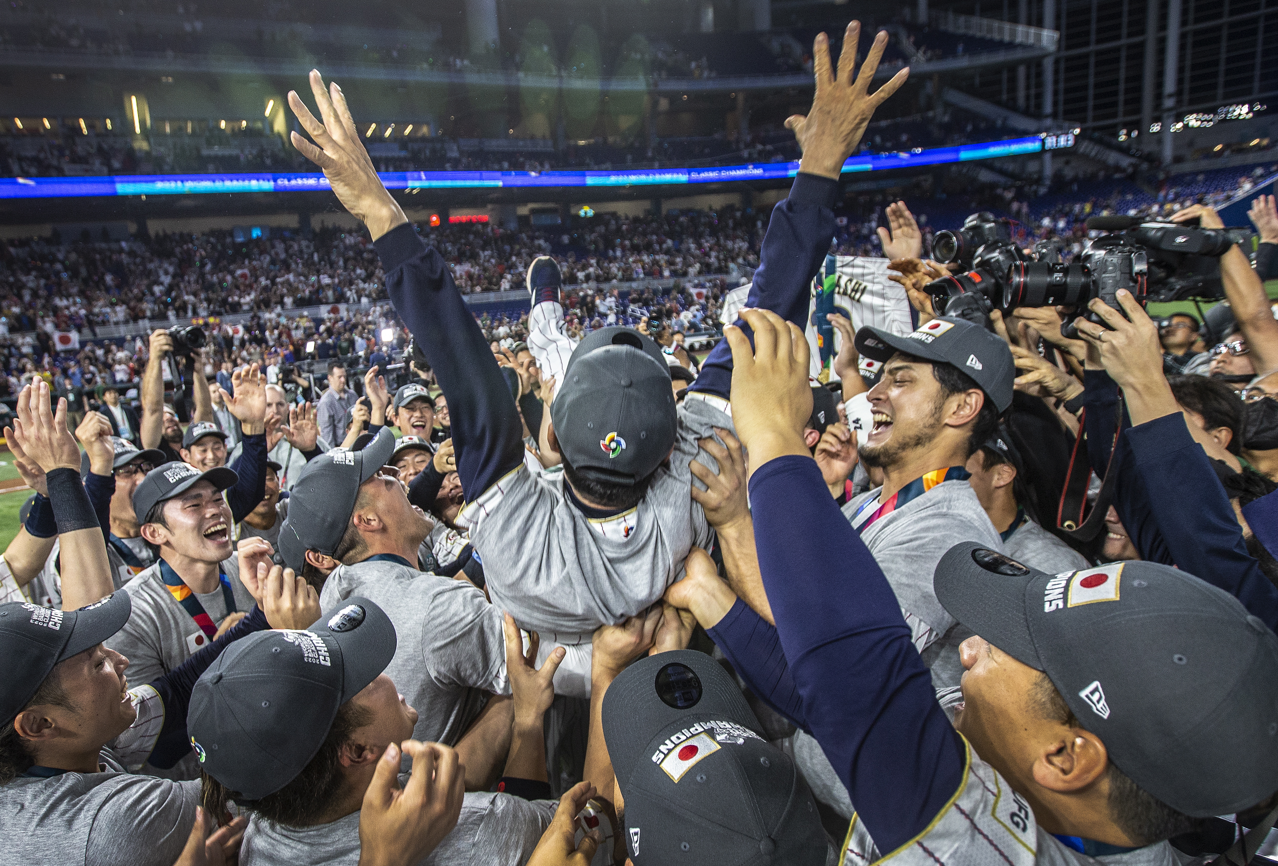 Miami (United States), 21/03/2023.- Players of Japan celebrate after winning the 2023 World Baseball Classic Championship final game between USA and Japan at loanDepot park baseball stadium in Miami, Florida, USA, 21 March 2023. (Japón, Estados Unidos) EFE/EPA/CRISTOBAL HERRERA-ULASHKEVICH