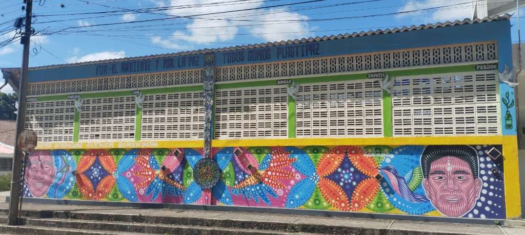 Más de 20 personas de todas las edades participaron en la co-creación de un Mural Sonoro Comunitario.