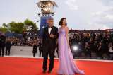 Tres meses después de tener bebés, Amal vuelve a la alfombra roja junto a George Clooney