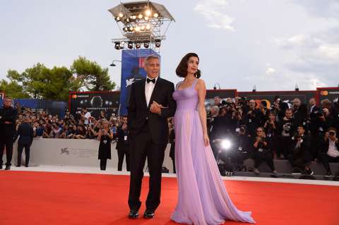 Tres meses después de tener bebés, Amal vuelve a la alfombra roja junto a George Clooney