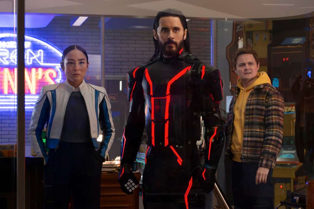 MADRID, 06/10/2025.- Imagen facilitada de la película 'Tron: Ares' con los actores (de izq a der) Greta Lee, en el papel de Eve Kim; Jaret Leto como Ares, y Arturo Castro en el papel de Seth Flores. Dirigida por Joachim Rønning y protagonizada por Jared Leto, Greta Lee y Evan Peters, con Gillian Anderson y Jeff Bridges en destacados papeles secundarios, 'Tron: Ares' llega esta semana a los cines, 15 años después de 'Tron: Legacy' (2010), que a su vez fue la inesperada y exitosa secuela casi tres décadas después de la revolucionaria 'Tron' (1982), una cinta de culto que se estrelló en taquilla. EFE/ Leah Gallo/2025 Disney Enterprises, Inc. SOLO USO EDITORIAL/SOLO DISPONIBLE PARA ILUSTRAR LA NOTICIA QUE ACOMPAÑA (CRÉDITO OBLIGATORIO)