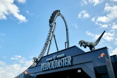 En fotos: adrenalina en VelociCoaster, la intensa montaña rusa de Jurassic World