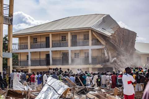 Derrumbe de una escuela en Nigeria deja más de una decena de alumnos muertos