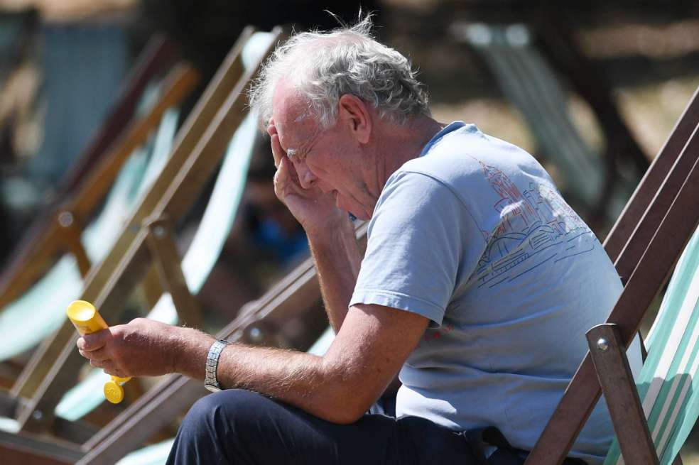 Un hombre se pone crema solar en el Green Park de Londres, Reino Unido. La ola de calor que afecta a Europa no da tregua y se prevé que se prolongue hasta el lunes con temperaturas nocturnas por encima de 25 grados. / EFE