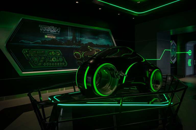 La atracción está inspirada en Tron, película de ciencia ficción estadounidense de 1982 dirigida por Steven Lisberger y basada en la vida de Kevin Flynn, un desarrollador de videojuegos que se transporta al mundo del software en un escenario futurista.