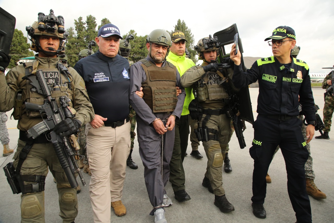 "Otoniel" llegó a la base aérea de Catam, al occidente de Bogotá, fuertemente escoltado por uniformados de la DIJIN y esposado de manos y pies.