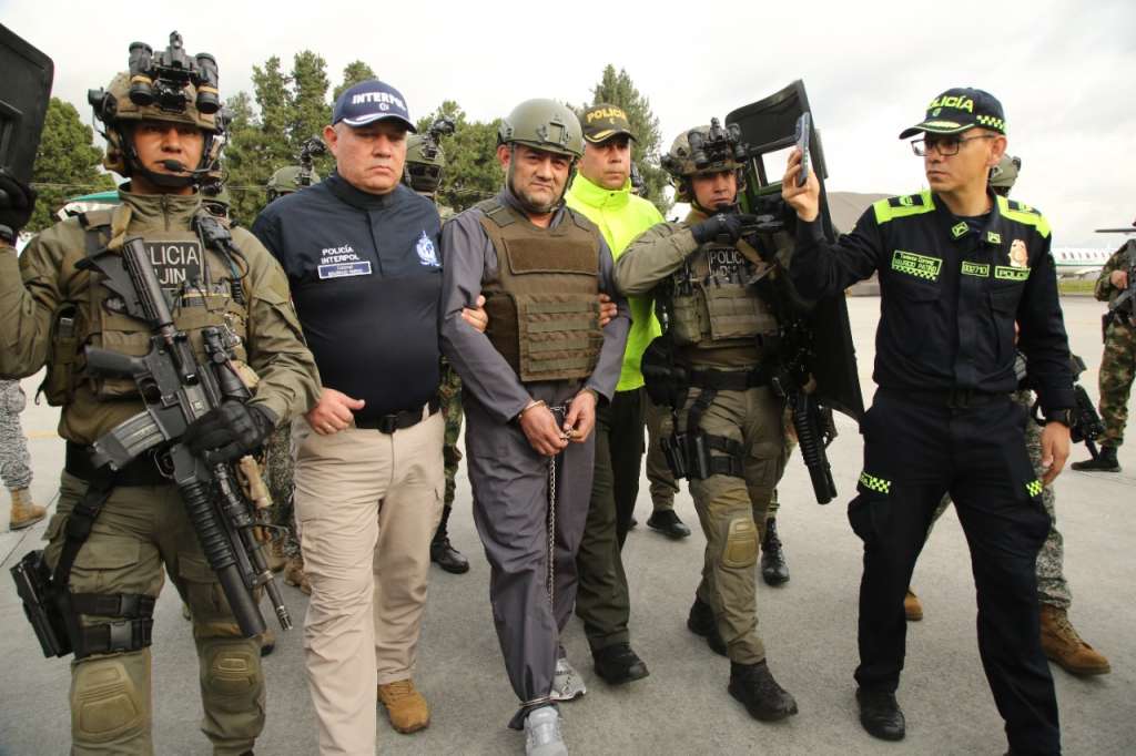 "Otoniel" llegó a la base aérea de Catam, al occidente de Bogotá, fuertemente escoltado por uniformados de la DIJIN y esposado de manos y pies.