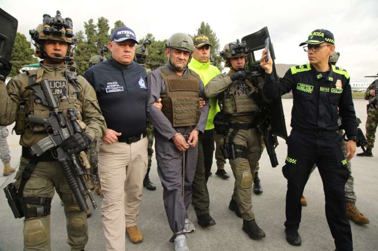 "Otoniel" llegó a la base aérea de Catam, al occidente de Bogotá, fuertemente escoltado por uniformados de la DIJIN y esposado de manos y pies.