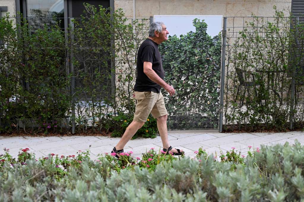Yaakov Weissmann camina afuera de un edificio después de una entrevista con la AFP en Modiin, al sureste de Tel Aviv.