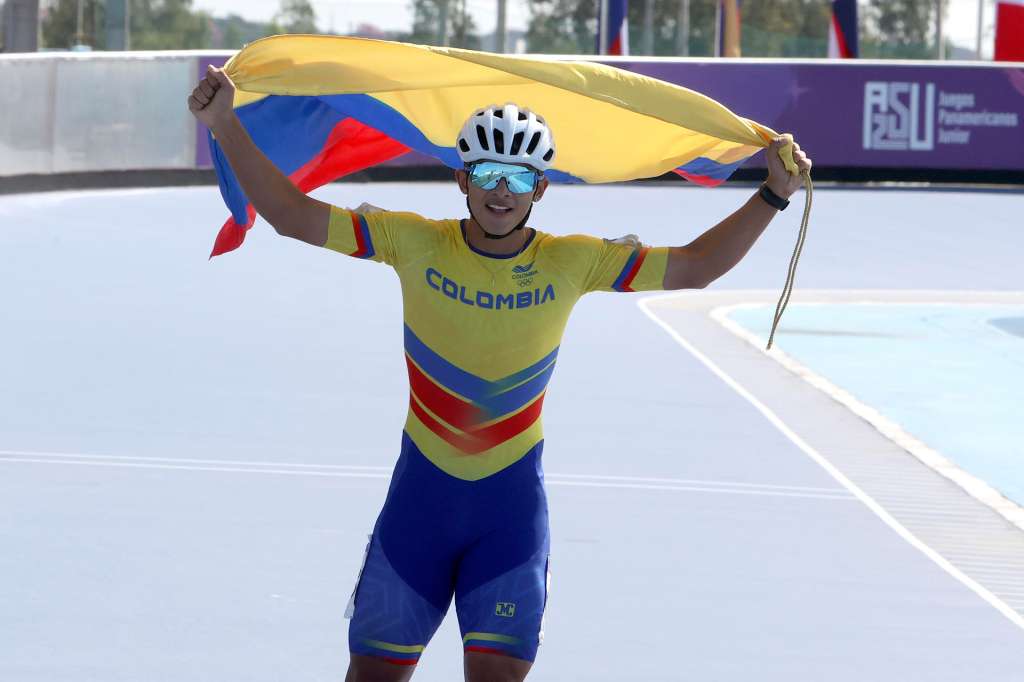 AMDEP1228. LUQUE (PARAGUAY), 20/08/2025.- Santiago Vásquez de Colombia celebra en la competencia de la categoría patinaje velocidad 500 metros distancia individual masculino, en los II Juegos Panamericanos Junior ASU 2025 este miércoles, en Luque (Paraguay). EFE/Rodrigo Sepulveda
