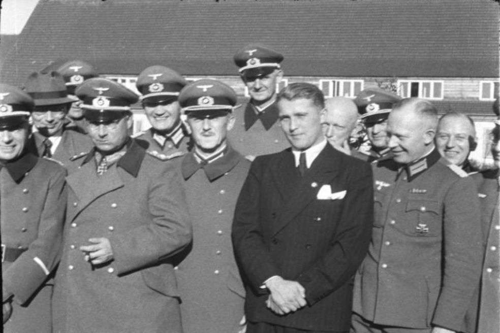 En la Estación Experimental del Ejército Alemán de Peenemünde posan para una fotografía en primera línea (de izquierda a derecha): El coronel Dr. Walter Dornberger, el General Friedrich Olbricht, el mayor Heinz Brandt, Wernher von Braun (vestido de civil) y un oficial sin identificar.  / 1941. Archivo Federal Alemán.